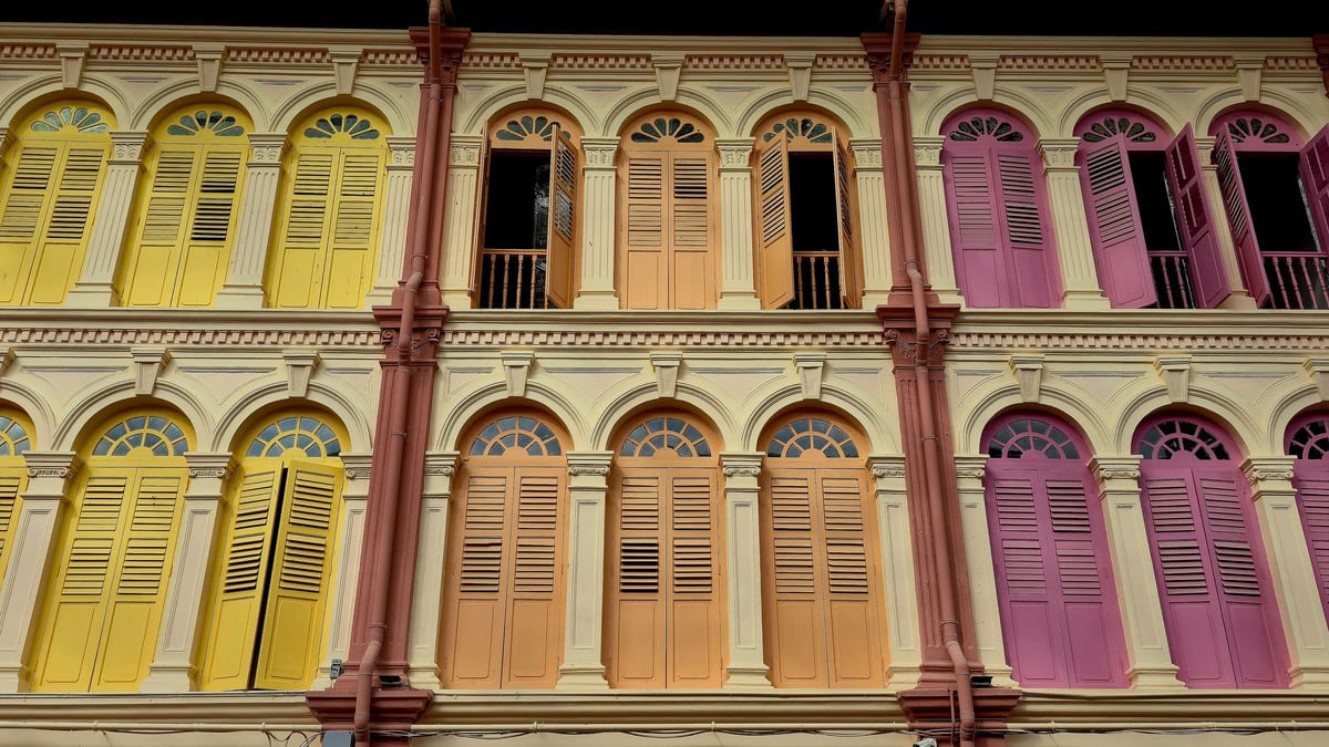 Arquitectura colonial con ventanas y detalles tradicionales