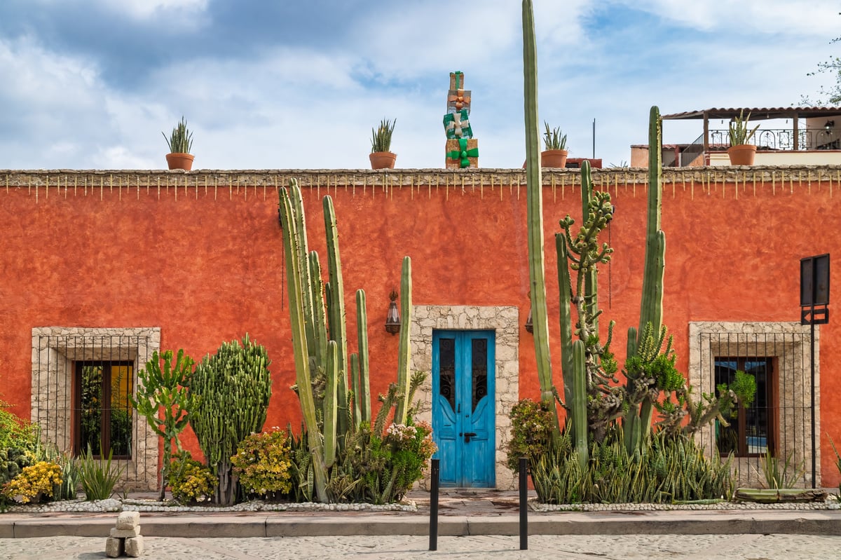 Fachada colonial con detalles coloridos en el centro de Oaxaca
